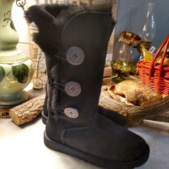 UGG Triplet 3 Button Black Bailey Boots Size 5 UGGS - Picture 1 of 7